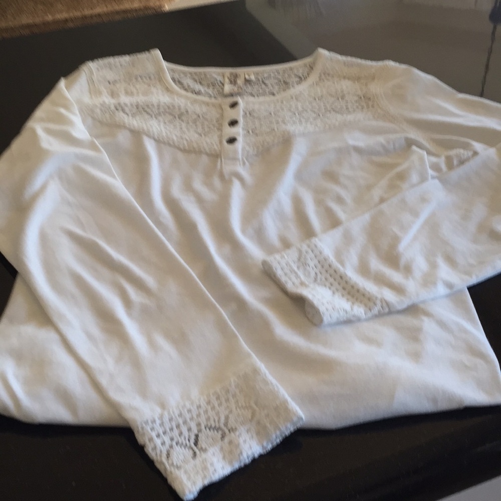 New long sleeved tee with lace trim